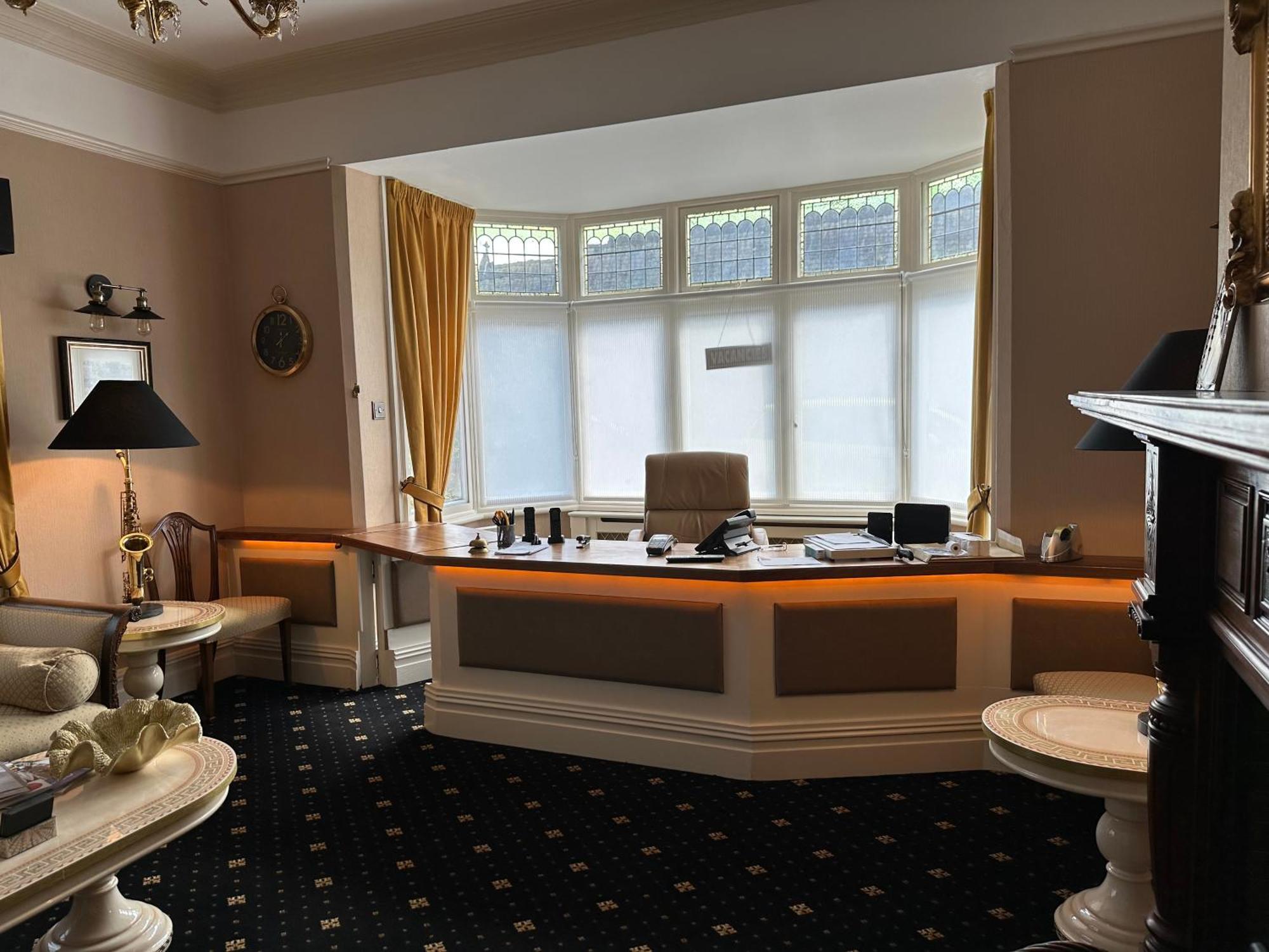 โรงแรมเชสเตอร์เฮ้าส์ เกสต์เฮ้าส์ ภายนอก รูปภาพ The reception area of the hotel